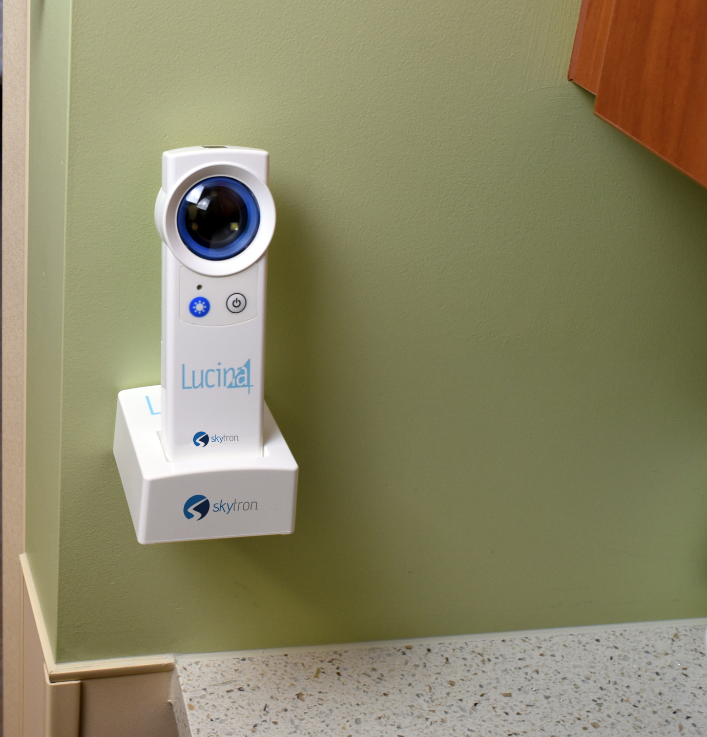 Skytron Lucina 4 Specialty Light product in device dock